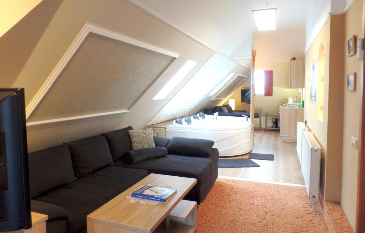Apartman Siesta Buek - Buekfuerdo Eksteriør billede